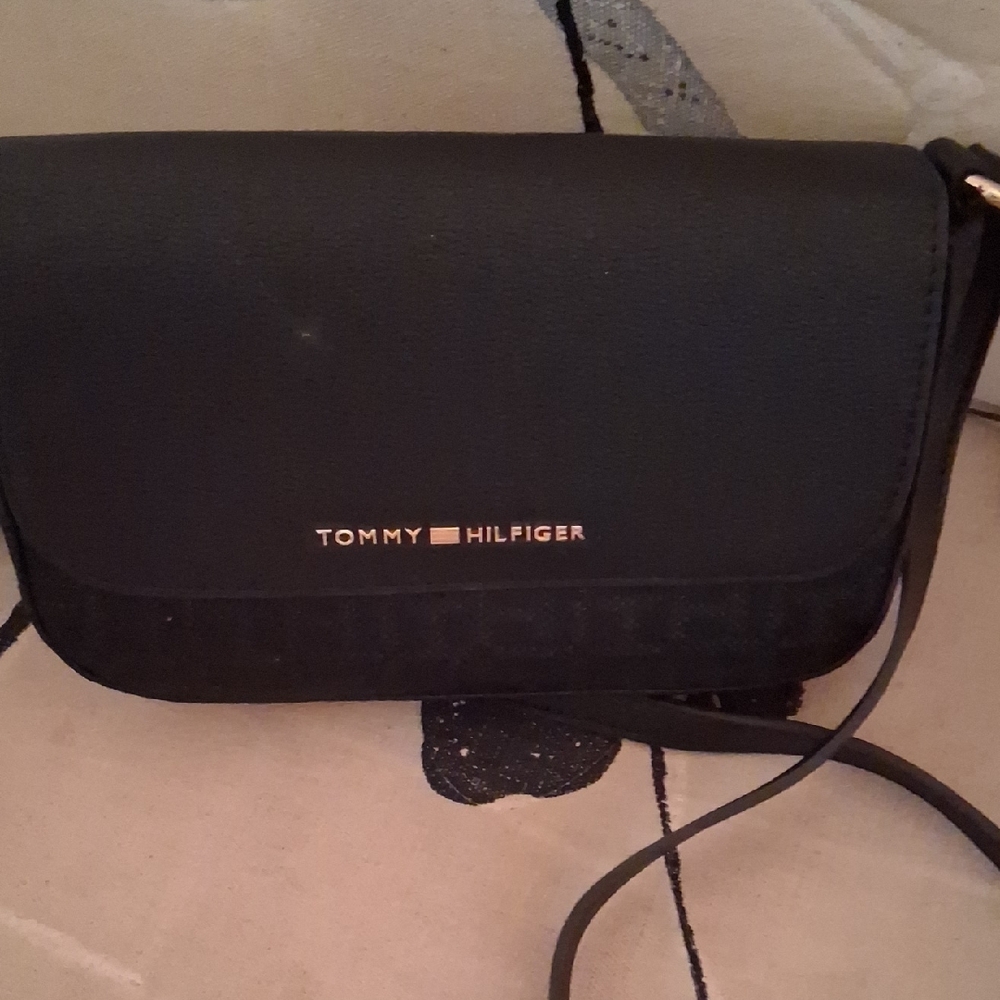 Tommy Hilfiger Elegant Black Shoulder Bag